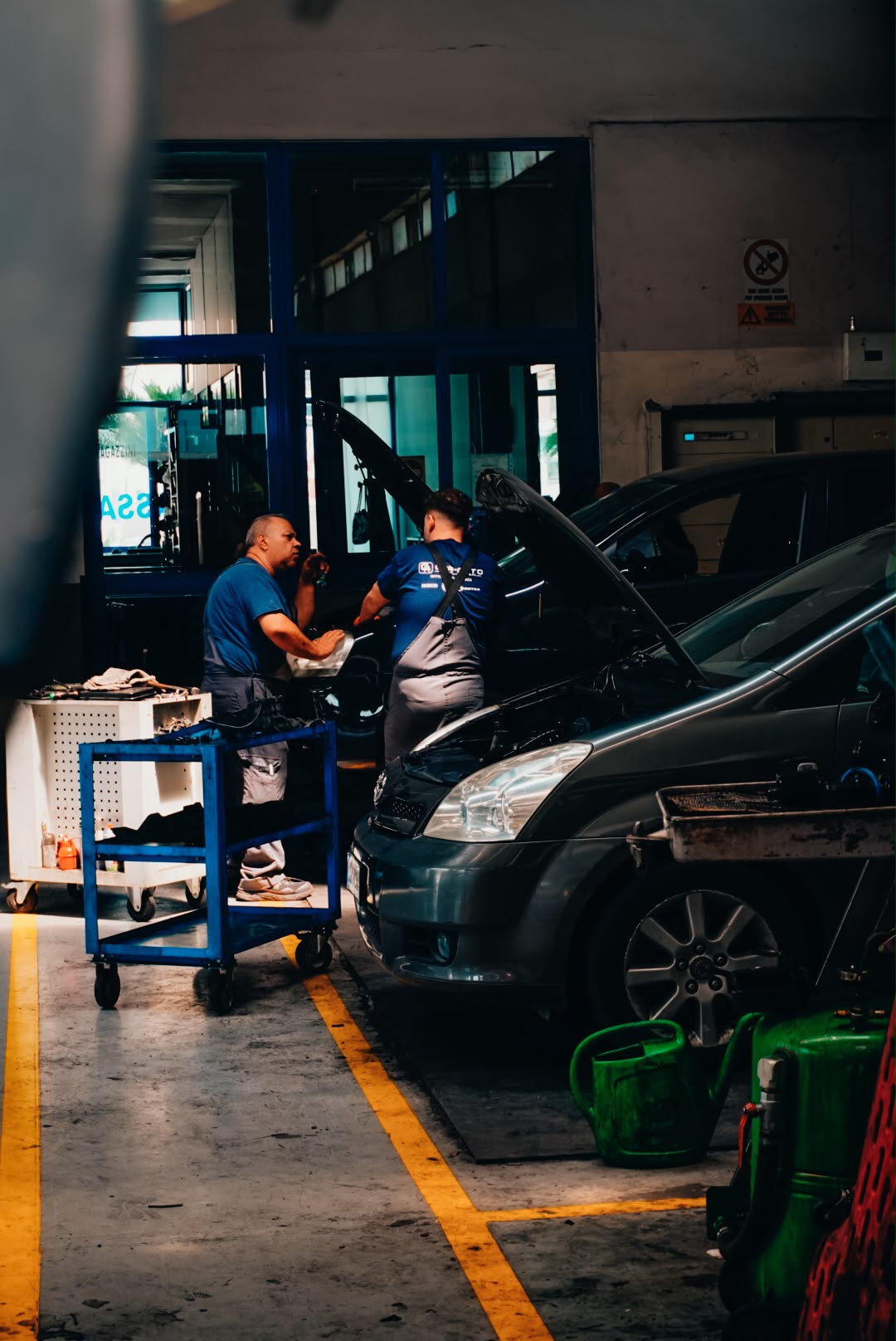 Tecnici al lavoro sui veicoli industriali