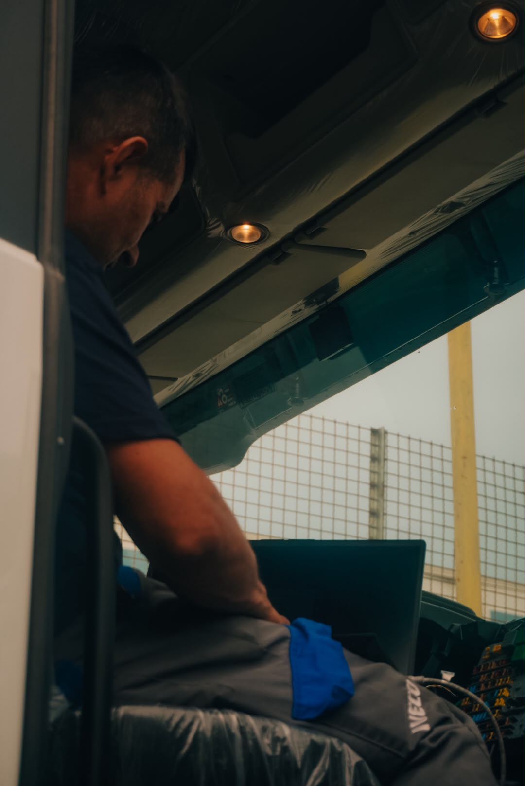 Tecnico durante la diagnosi nella cabina IVECO